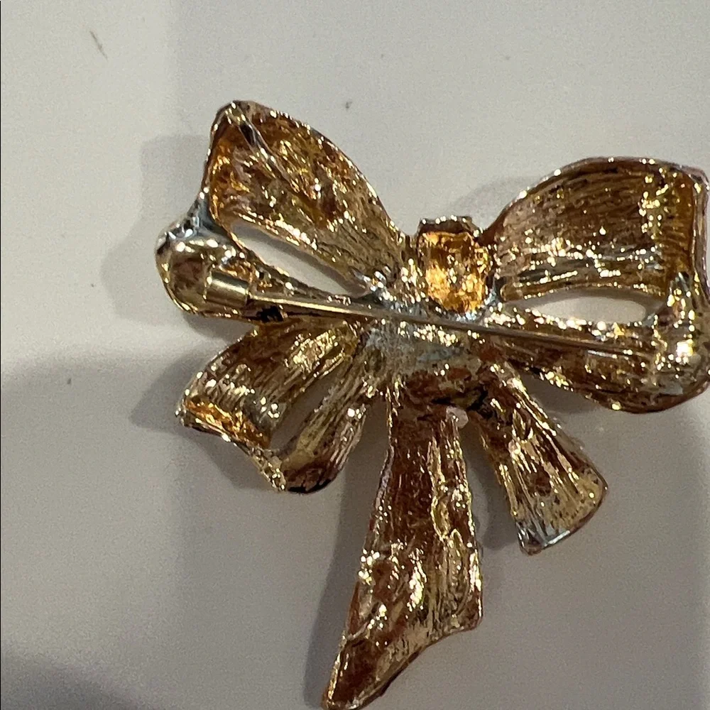 Elegant Gold and Pearl Bow Brooch